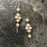 Arrowhead earrings in white pearls